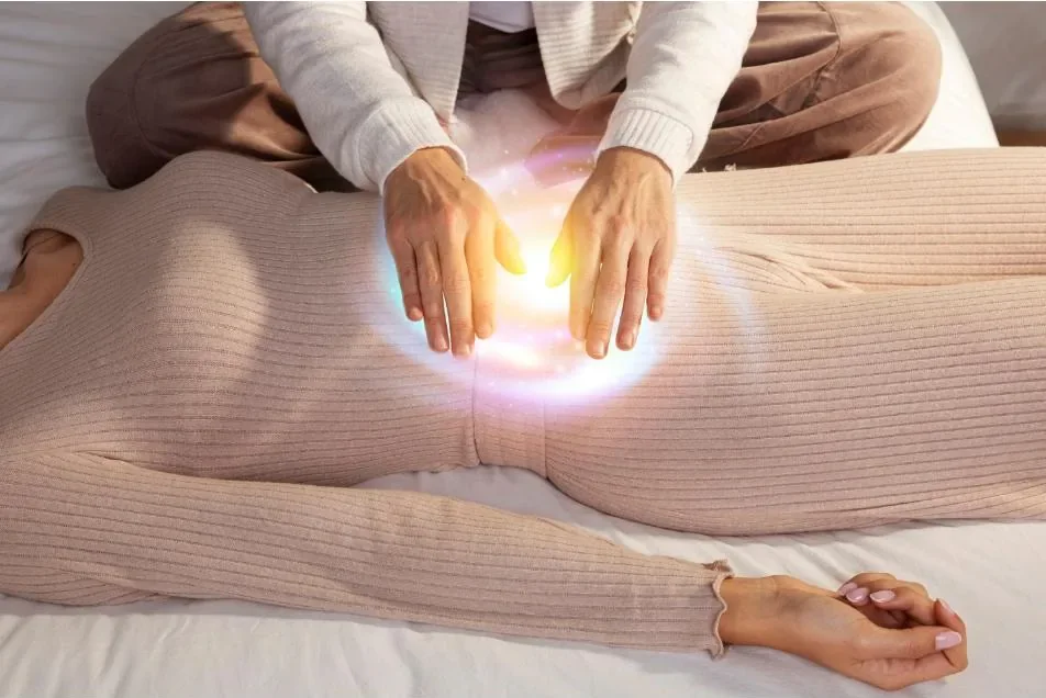 Sessão de terapia energética com as mãos